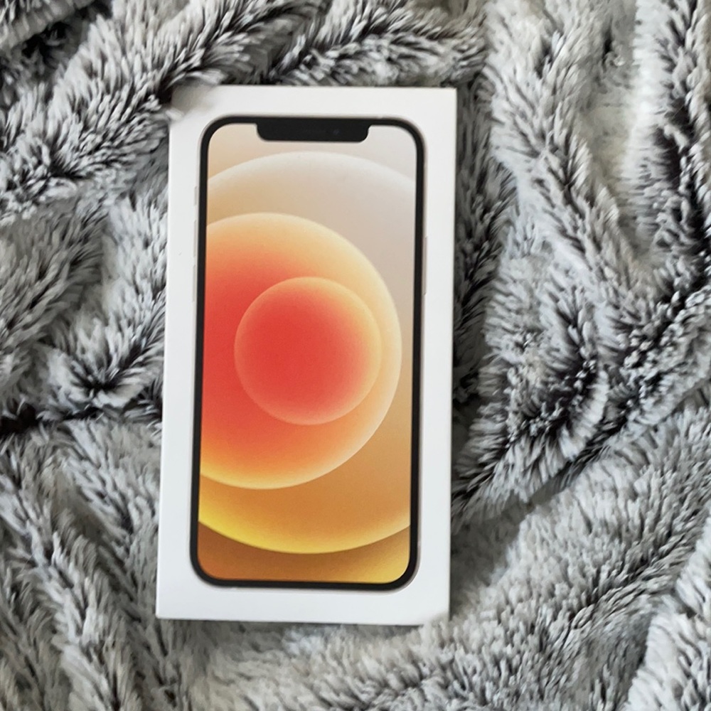 iPhone 12 box